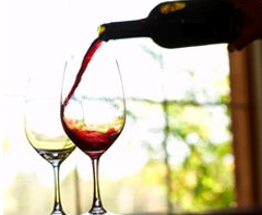 moombaki-pouring-wine